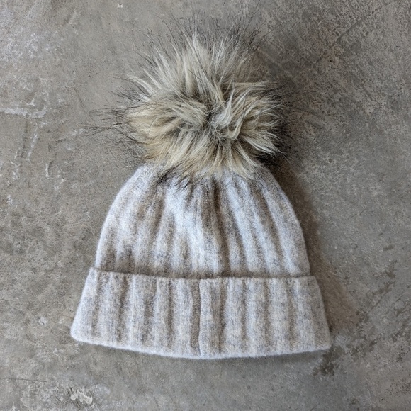 Aritzia Accessories - Aritzia Babaton Pom Cuff Beanie